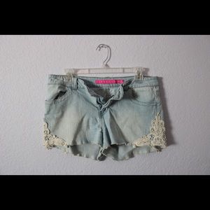 Light wash stretchy jean shorts